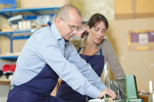 Metal Craftsman Teaching Know How Young Woman — Stock Photo, Image