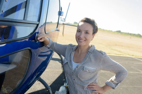 Ung Kvinna Helikopter Pilot Lutar Sig Mot Flygplanet — Stockfoto