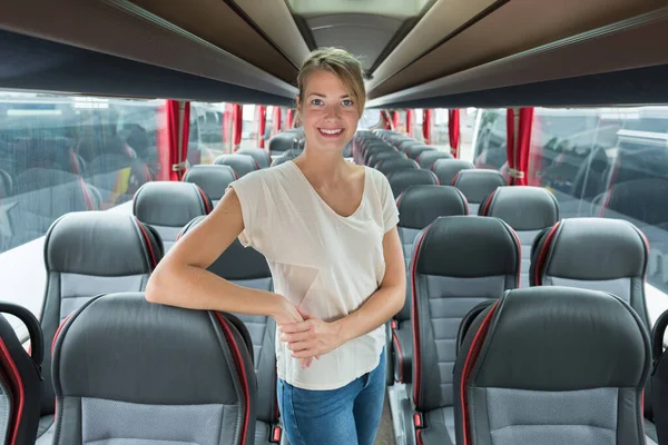 站在公共汽车上微笑的女人 — 图库照片