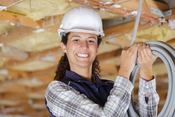 幸せな女性電気技師はケーブルを持ち — ストック写真