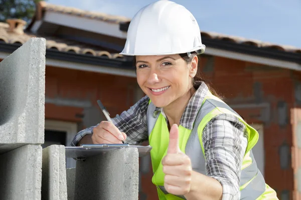 Cheerful Female Builder Showing Thumbs — Stock Photo, Image
