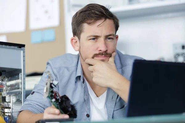Mannelijke Werknemer Zoek Naar Desktop — Stockfoto