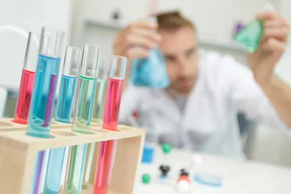 Kolorowe Rzędy Laboratoryjnych Probówek Tło Naukowe — Zdjęcie stockowe
