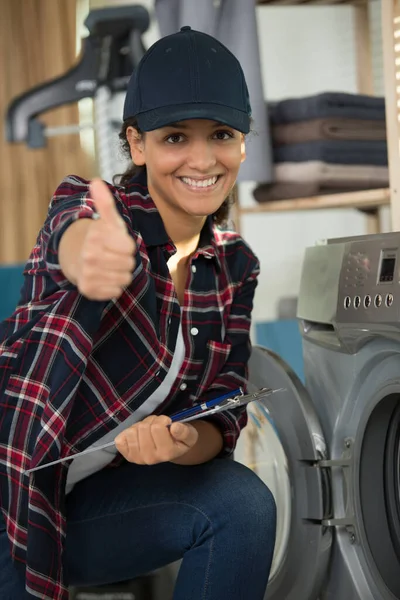 Repairwoman Repairing Washing Machine — Stock Photo, Image