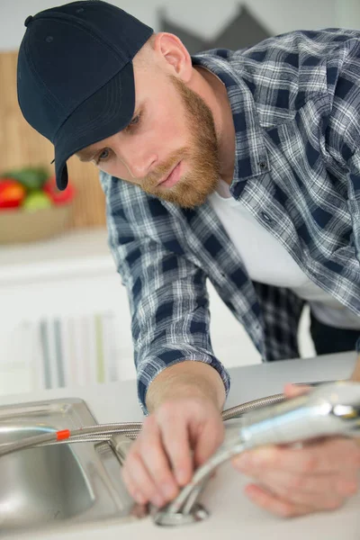 Adam Mutfakta Lavabo Borusunu Tamir Ediyor — Stok fotoğraf