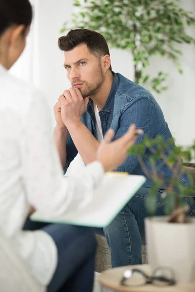 Terapeuta Hablando Con Hombre Sombrío — Foto de Stock