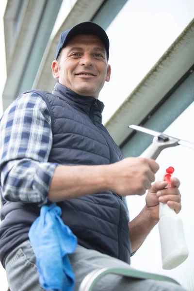 中年男性の窓掃除機のポートフォリオ — ストック写真