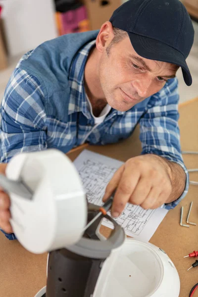 Homem Oficina Reparação Máquina Café Quebrado — Fotografia de Stock