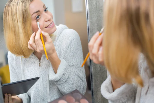 Hermosa Chica Con Cepillo Polvo Cosmético Para Maquillaje —  Fotos de Stock