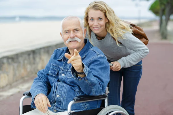 Homem Cadeira Rodas Com Filha Empurrando — Fotografia de Stock