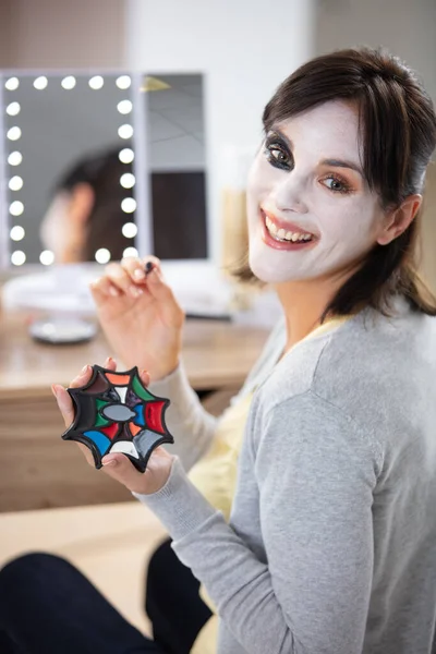 Donna Sorridente Che Applica Trucco Halloween — Foto Stock