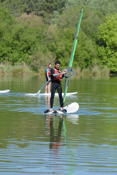 Człowiek Windsurfing Jeziorze Sporty Wodne — Zdjęcie stockowe