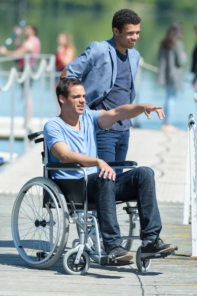 Muž Invalidním Vozíku Krásným Výhledem Moře — Stock fotografie