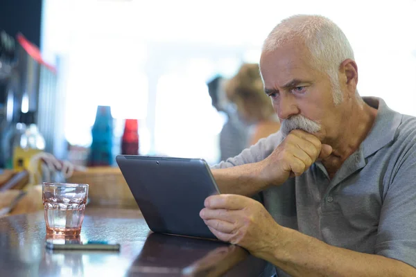 Portrait Senior Businessman Working Tablet — Stock Photo, Image