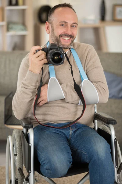 Porträtt Handikappad Man Med Kamera — Stockfoto