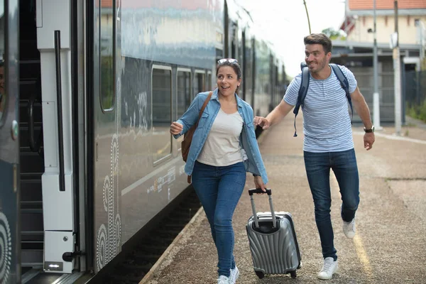 Young Couple Suitcase Late Train — Stock Photo, Image