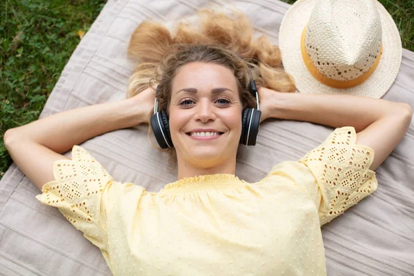 Młoda Kobieta Relaksująca Układanie Słuchanie Muzyki — Zdjęcie stockowe