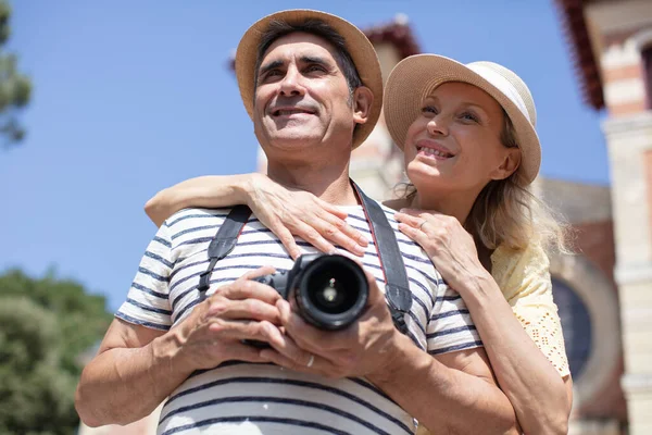 カメラを見て美しいカップルの夏の肖像画 — ストック写真