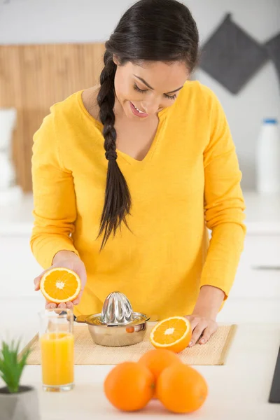 Женщина Сжимает Апельсины Сока — стоковое фото