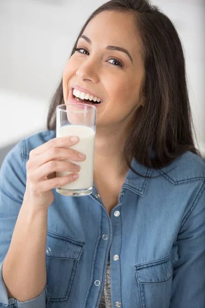 Śmiejąca Się Kobieta Trzymająca Szklankę Mleka — Zdjęcie stockowe
