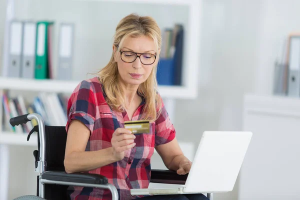 Disabled Lady Buying Online — Stock Photo, Image