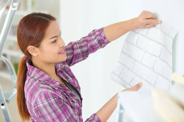 Woman Posing Wallpaper Walls Her Home — Stock Photo, Image