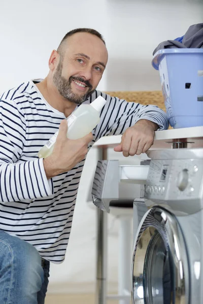 Mann Lädt Kleidung Waschmaschine Küche — Stockfoto