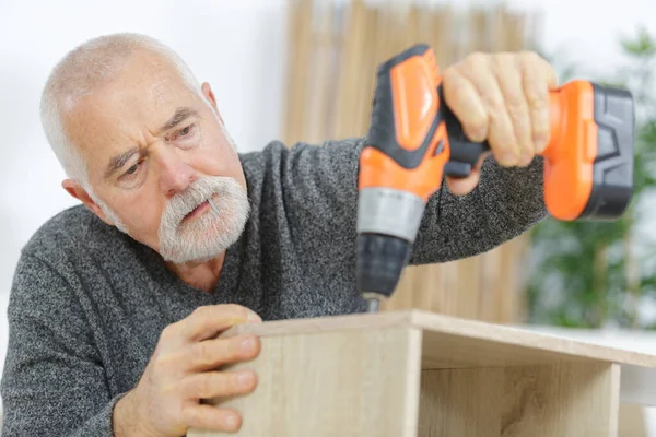 Ein Erfahrener Holzfachmann Beim Holzbohren — Stockfoto
