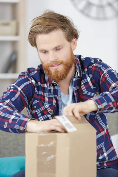 Homem Casa Abrindo Uma Caixa Papelão — Fotografia de Stock