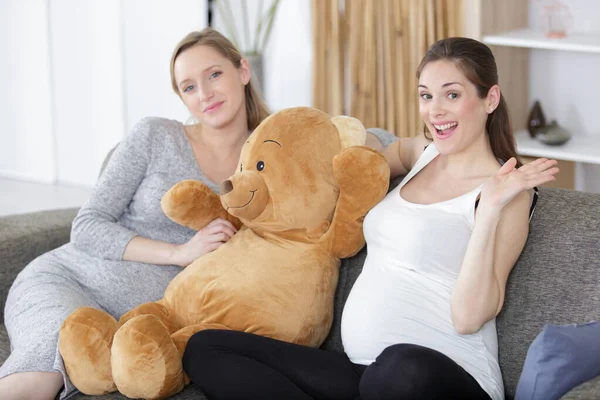 Έγκυες Γυναίκες Που Κάθονται Στον Καναπέ Ένα Μεγάλο Αρκουδάκι — Φωτογραφία Αρχείου