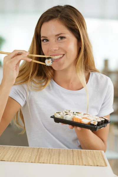 Kvinna Som Äter Sushimat — Stockfoto