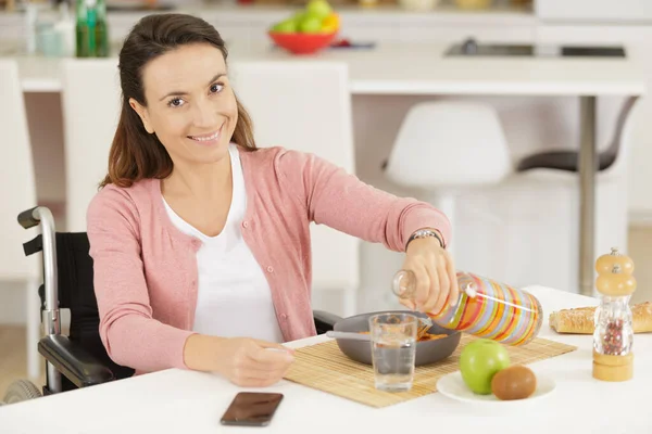 家庭で食事をする障害のある女性は — ストック写真