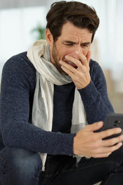 Uomo Portato Alle Lacrime Dal Messaggio Sul Suo Smartphone — Foto Stock