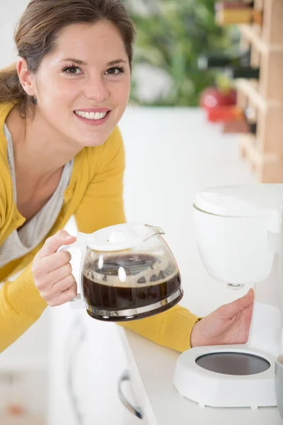 Молодая Улыбающаяся Женщина Пьет Кофе — стоковое фото