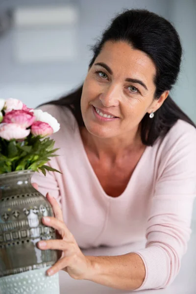 Mulher Sorrindo Flores Cheirosas Cozinha Casa — Fotografia de Stock