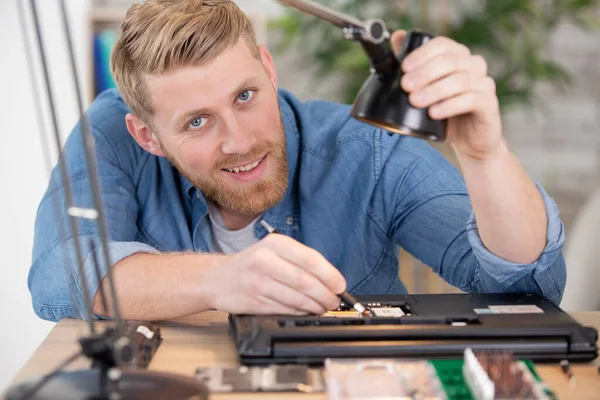 Jeune Homme Réparer Ordinateur Portable — Photo