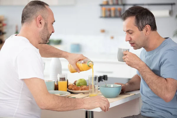 Glada Homosexuella Par Äter Frukost Hemma Morgonen — Stockfoto