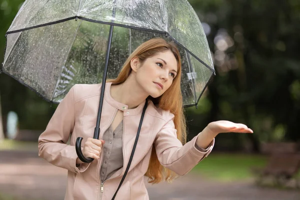 Гарна Молода Жінка Насолоджується Дощем — стокове фото