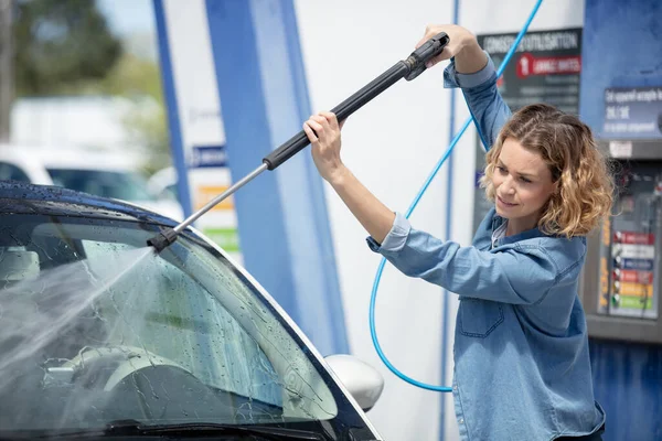 Νεαρή Γυναίκα Καθαρίζει Αυτοκίνητό Της Ένα Θάλαμο Self Service — Φωτογραφία Αρχείου