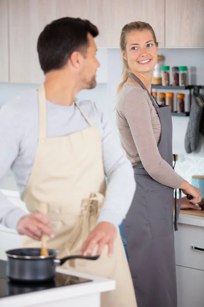 キッチンで一緒に料理するかわいいカップル — ストック写真