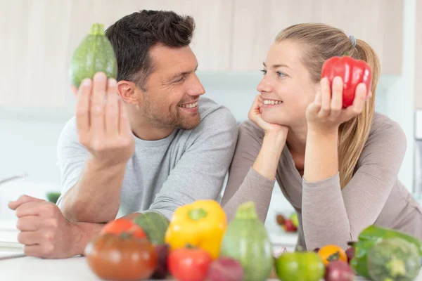Couple Souriant Tenant Des Ingrédients Végétaux — Photo