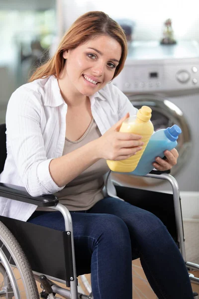 Mutlu Engelli Kadın Çamaşır Makinesi Için Sıvı Deterjan Tutuyor — Stok fotoğraf