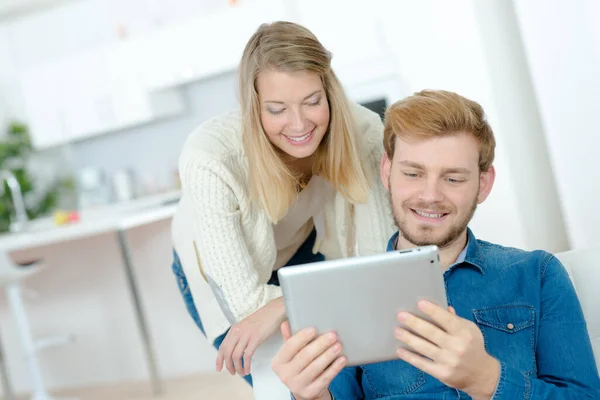 Young Couple Looking Tablet — Stock Photo, Image