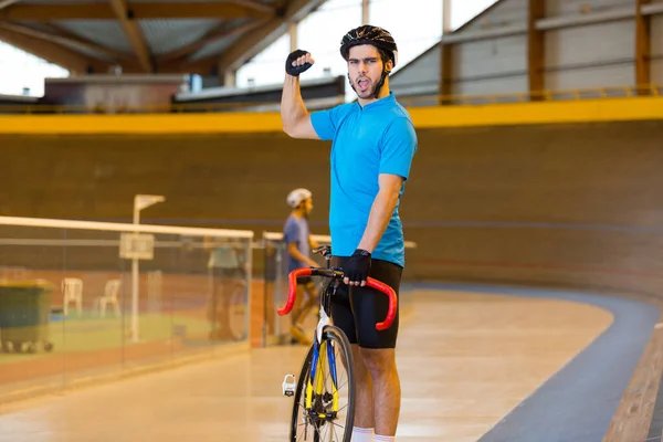 Atleta Sonriente Una Pista Ciclismo — Foto de Stock