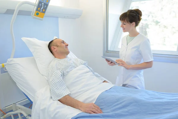 Infirmière Visitant Patient Convalescence — Photo