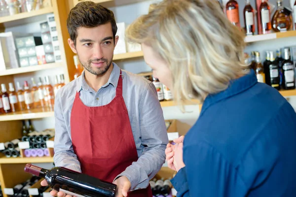 Şarap Satıcısı Müşteriye Tavsiyede Bulunuyor — Stok fotoğraf