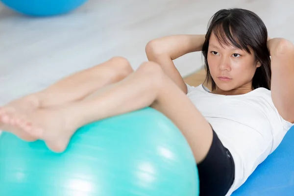Frau Trainiert Mit Pilates Ball — Stockfoto