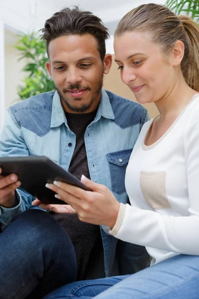 Couple Chilling Digital Tablet — Fotografia de Stock