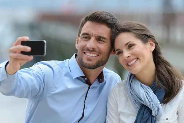 Paar Lässiger Kleidung Macht Selfie — Stockfoto