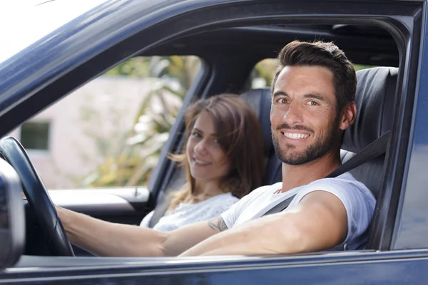 Casal Feliz Dentro Carro Olhando Para Câmera — Fotografia de Stock